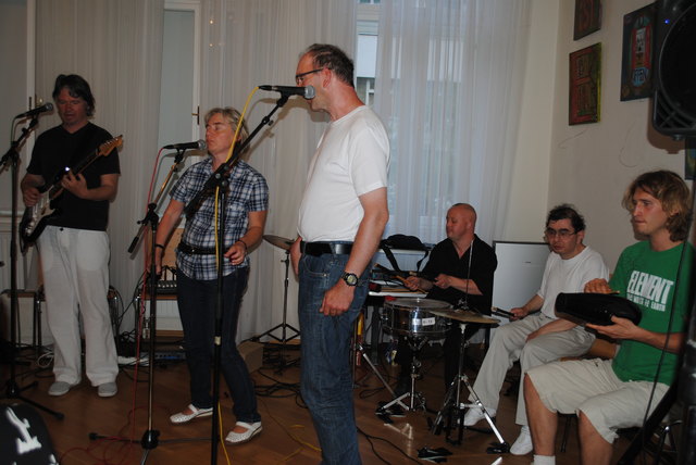 Die musikalischen Einlangen des Theaterabends übernahme die Band Origo von der Werkstätte Jugend am Werk, Graz: Erich Rath (Gitarre), Sabine Thaller (Gesang), Mario Garzano (Drums), Peter Hessler (Gesang) und der ehemalige Zivildiener Peter (Gitarre).