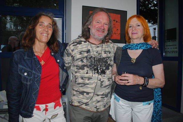 Regina, Künstler Wolfgang Pawlik (www.pawlix.com) und Karin waren von den Werken der Künstler mit besonderen Bedürfnissen in der Galerie am Park begeistert.