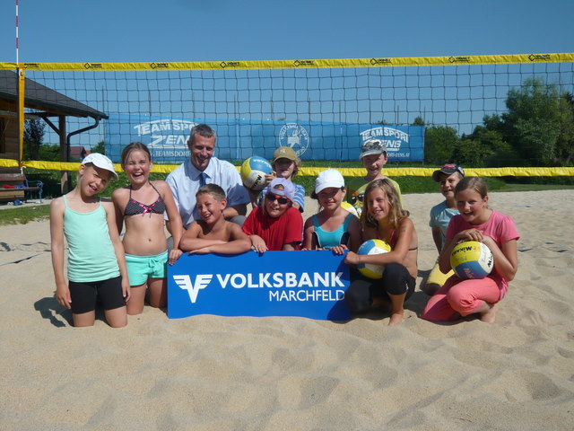 Beachvolleyballkinder mit einem Vertreter der Sponsoren Reinmar Fasslabend von der Volksbank Marchegg