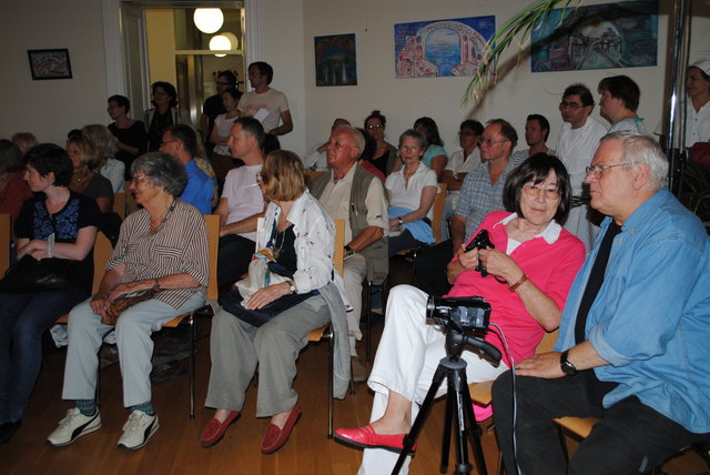 Full House im Bezirksamt Mariahilf: Zum Abend "Miteinander – Nebeneinander Zens & Friends" erschienen unzählige Kunstfreunde.