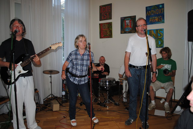 Die musikalischen Einlangen des Theaterabends übernahme die Band Origo von der Werkstätte Jugend am Werk, Graz: Erich Rath (Gitarre), Sabine Thaller (Gesang), Mario Garzano (Drums), Peter Hessler (Gesang) und der ehemalige Zivildiener Peter (Gitarre).