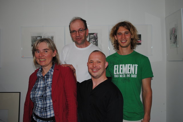 Posing für die Bezirkspresse bei der Finissage der Ausstellung "Zwns & Friends" in der Galerie am Park: Ein Teil der Band "Origo"!