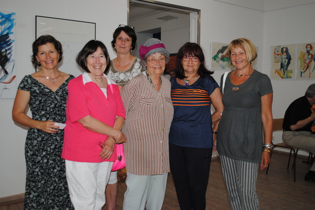 V.l.n.r.: Veronika Candussi (plü107), Luise Buisman (Galerie am Park), Martiina Kolbinger-Reiner (Mezzanin Theater), Brigitte Richter (mit neuem Filzhut), Eva Tauchen und Erna Burkert.