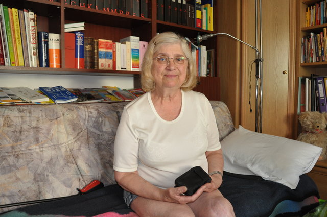 Eveline benötigt mehr Teststreifen um ihren Blutzucker zu messen. Sie leidet unter der Ungewissheit über die Höhe ihrer Werte.