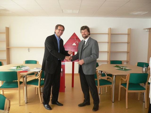 Thiersees Bürgermeister Hannes Juffinger mit Geschäftsführer der Alpenländischen Heimstätte Mag. Markus Lechleitner