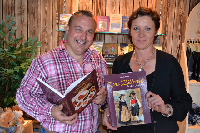Historisches und Schmackhaftes aus dem Zillertal präsentiert Martin Reiter in seinen Büchern, die ab sofort in der Zillertaler Trachtenwelt (hier vertreten durch Barbara Fankhauser) erhältlich sind.