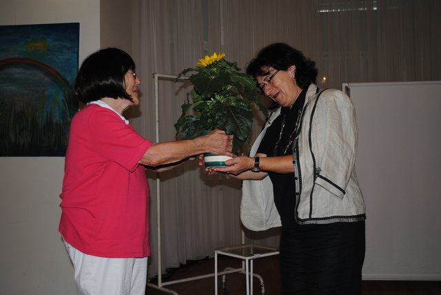 "Den kann ich jetzt in meinem Garten pflanzen!" – Bezirkschefin Renate Kaufmann freute sich über die Sonnenblume im Topf, die sie von Veranstalterin Luise Buisman unter tosendem Applaus überreicht bekam.