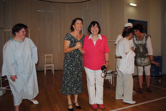 Die Macher des unterhaltsamen Abends: Patientin Annegret Janisch, Veronika Candussi (Werkstätte plü107), Galeristin Luise Buisman, der Arzt des Abends Mario Garzaner, Schwester Verena Kiegerl und Mezzanin-Theaterleiterin Martina Kolbinger-Reiner.