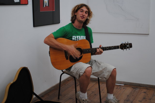 Ex-Zivildiener Peter sorgte mit seiner Gitarre für eine spontane Jam-Session in der Galerie am Park.