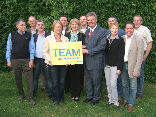 Das VP-Team: Franz Grabner, Johann Drimmel, Franz Pagler, Bgm. Helene Schwarz, Vbgm. Gustav Fischer, Gabriele Wanzenböck, Hermann Rauch, BR Christoph Kainz, Josef Buchart, Angelika Brendinger, Christian Stuefer und Franz Waldhäusl (v.li.)