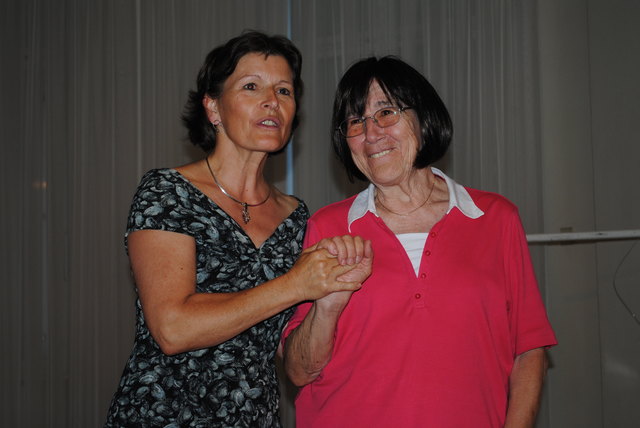 Veronika Candussi (Zweigstellenleiterin Werkstätte plü107) bedakt sich bei Luise Buisman (Galerie am Park) für die Organisation eines außergewöhnlichen Theaterabends im Amtshaus Mariahilf.