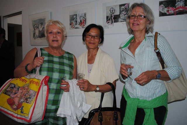 Elisabeth, Effie und Ursula ließen den außergewöhnlichen Theaterabend in der Galerie am Park genüsslich ausklingen.