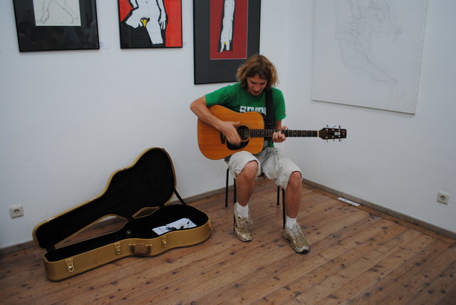 Ex-Zivildiener Peter sorgte mit seiner Gitarre für eine spontane Jam-Session in der Galerie am Park.