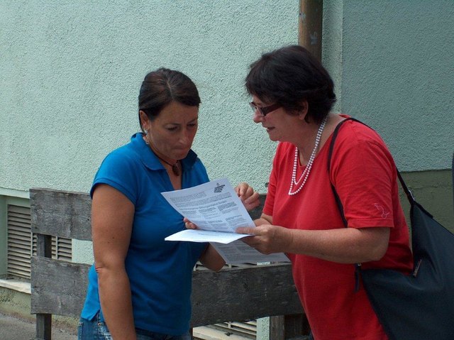 SP-Vertreter vor der Volksschule in Fügen.