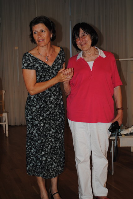 Veronika Candussi (Zweigstellenleiterin Werkstätte plü107) bedakt sich bei Luise Buisman (Galerie am Park) für die Organisation eines außergewöhnlichen Theaterabends im Amtshaus Mariahilf.