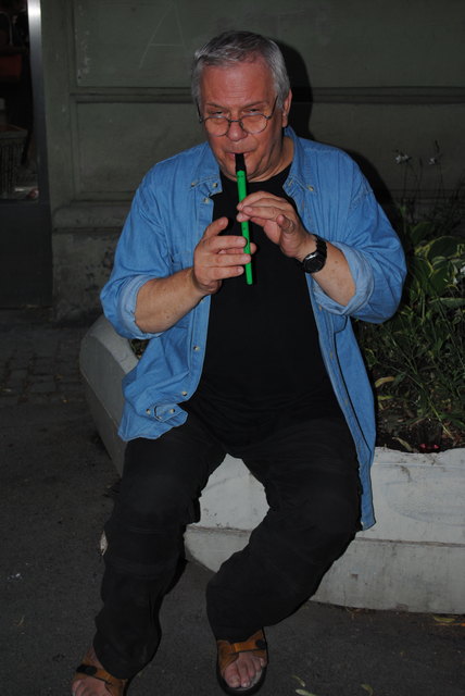 Sorgte vor der Galerie am Park für Stimmung: Hubert Sielecki mit seiner irischen Tinwhistle.