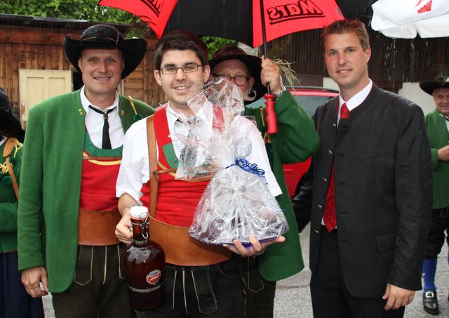 Jungschützenbetreuer Daniel Struggl wurde für seine bestandene Magisterprüfung ein Geschenk überreicht. Bgm. Christian Härting gratulierte ebenfalls.