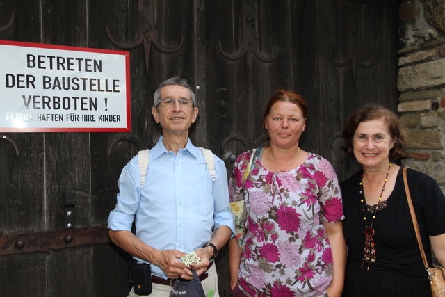 Die Wanderer Josef Schmidt, Elizabeth Karwka und Antonia Lombardi (v. li.) standen vor verschlossenem Burgtor.