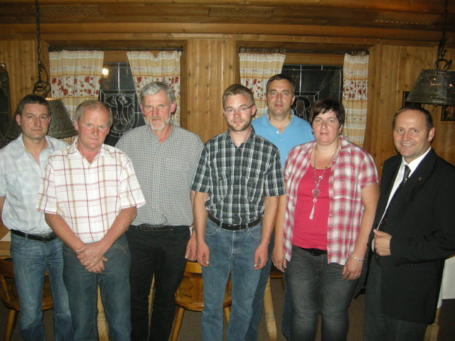 V.l.n.r.: Georg Adamer, Sebastian Ager, Helmut Mantinger, Obm.-Stv. Thomas Moser, RA-Obmann-Stv. Hannes Partl, Obfrau Sonja Schatz und RA-Obmann Josef Geisler.