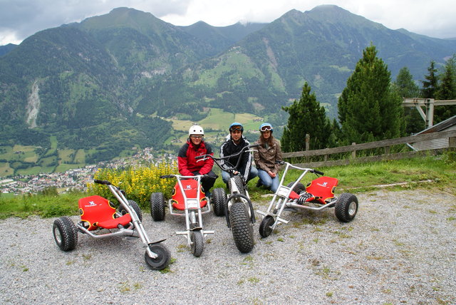 Gut unten angekommen – Guide Kevin, Reini und Sarah testeten Monsterroller und Mountaincart für Sie.