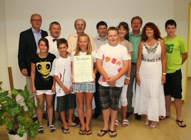 Übergabe der Urkunde in festlichem Rahmen