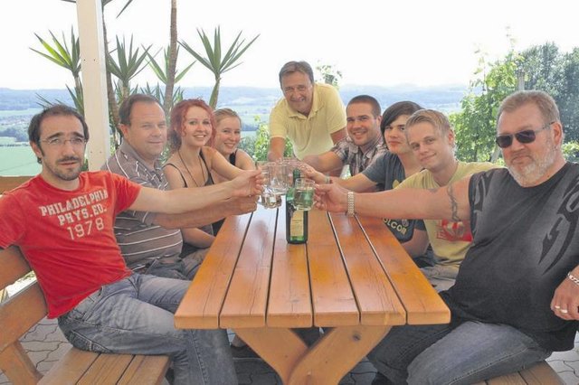 Der ÖGB um Karl Pfister (2.v.l.) und Reinhard Puffer (Mitte) lud die 6C zu einem gemütlichen Beisammensein zum Buschenschank Krenn in Weinberg ein.