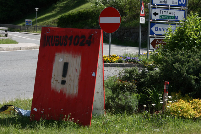 Ungefähr ein Monat, nachdem diese Schilder in Tamsweg aufgestellt worden waren, ist das Hallen-Projekt in der Form bis auf weiteres gestorben.