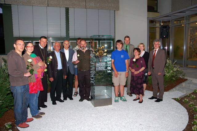 Nach der Enthüllung des neuen Friedensdenkmals; v.l.: Peter Nefischer, Eva Lobmayr, Abt Berthold Heigl, die Bürgermeister Franz Deinhofer und DI Karl Latschenberger, Bauleiter Karl Streitner, Sakralkünstler Pius Frank, Schulsprecher Jakob Hofschwaiger, Bezirksschulinspektor Josef Hörndler, Isolde Schönstein, OSR Herta Leitner und Josef Penzendorfer.