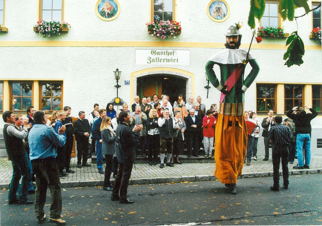 Die Geburtsstunde des St. Margarethener Samsons: Tanz mit dem Junggesellensamson vom Passeggerhof für den frisch gebackenen Abschnittsfeuerwehrkommandanten Peter Löcker.