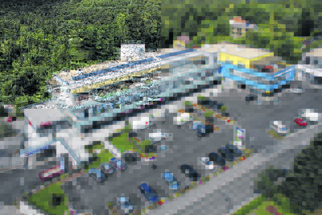 So sieht das neue Ortszentrum in Laßnitzhöhe von oben aus. Am kommenden Sonntag (3. Juli) wird es ab 10 Uhr offiziell eröffnet. Nach den Festansprachen, Ehrungen und der Segnung der Anlage gibt es ab ca. 11.30 Uhr einen Tag der offenen Tür mit Unterhaltungsprogramm.