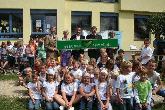 LHStv. Peter Kaiser überreicht die Gesunde Gemeinde-Tafel im Rahmen des BeLL-Festes der VS Reichenfels an Schulleiterin Gabriele Kozar, Bgm. Manfred Führer, Vizebgm. Peter Pletz und Vizebgm. Wechselberger Elisabeth.