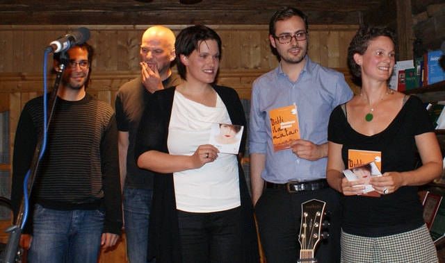 M’s Grace das ist Martina Althuber (3.r.) und Band,  Alejandro Diaz Bandres, Peter Fürhapter, Christine Polacek und Buchautor Florian Gantner (4.r.).