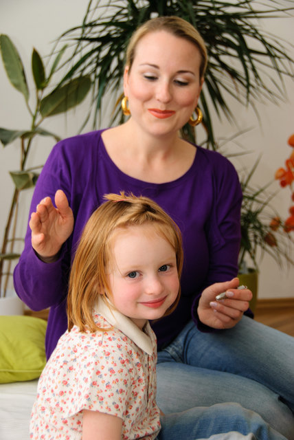 Ohne Berührung führt Susanne Springer die Technik „SkalarPrana“ durch | Foto: KK