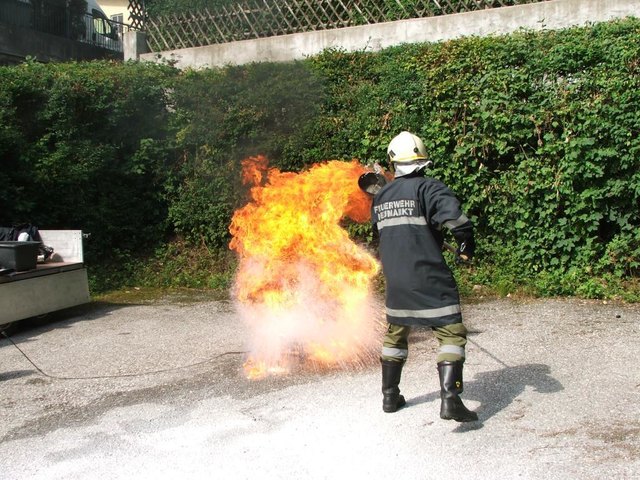 Die Reaktion eines Fettbrandes bei Zuführung von Wasser! Bitte NICHT nachmachen - hier sind bestens ausgebildete Feuerwehrmänner am Werk!