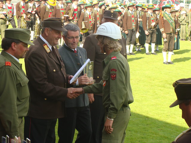 Übergabe des Pokals für den Landessieg von Landesfeuerwehrkommandant Klaus Erler an Grassmair Martin