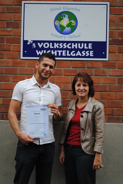 Jungkünstler Kamil Teryaki und Volksschuldirektorin Eva Mader sind stolz auf das Projekt "Lebensfreude"!