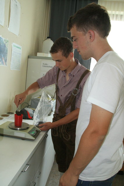 Andreas Buchinger und Martin Schmidt beim Abwiegen der Erde.