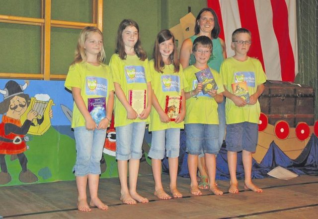 Die Schüler der vierten Klasse der Volksschule Übersbach erhielten vom Elternverein Bücher als Geschenk zum Abschied vom „Volksschülerleben“.