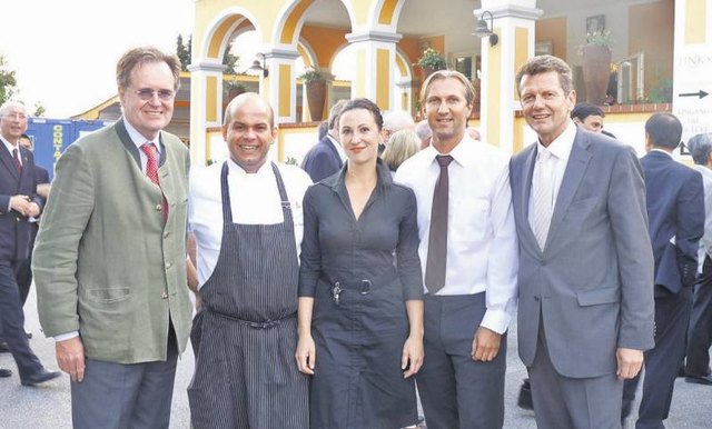 Für die Gastgeberfamilien Haberl und Fink war es eine große Ehre, die Diplomaten-Gesellschaft in Walkersdorf bewirten zu dürfen.