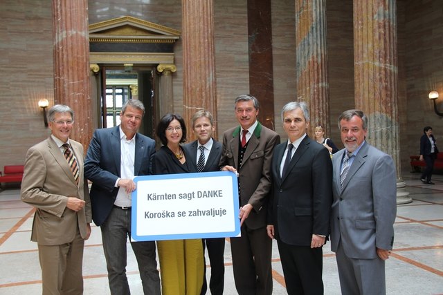 SPÖ-LPV Peter Kaiser freut sich mit Bundeskanzler Faymann und Staatssekretär Ostermayer sowie mit den Kärntner NR-Abgeordneten Gerhard Köfer, Christa Muttonen, Peter Stauber und Hermann Lipitsch