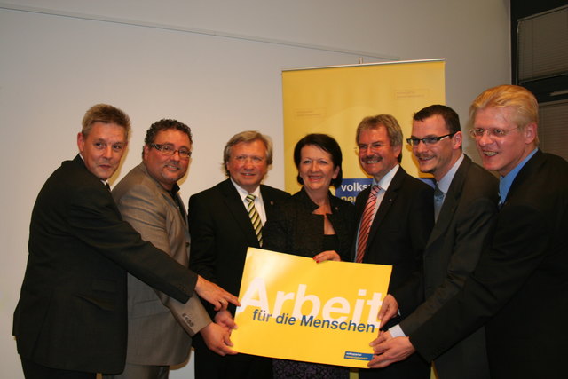 Ein starkes Team: LAbg. Hermann Hauer, GR Christian Gruber, Bgm. Herbert Osterbauer, GR Barbara Kunesch, LR Mag. Karl Wilfing, StR. Mag. (FH) Peter Teix und Bezirksgeschäftsführer Hannes Mauser