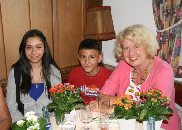 Kinder die die Lesestunden der Lesepatenschaft besuchten überreichten als Dank Blumen an ihre Lehrerinnen.