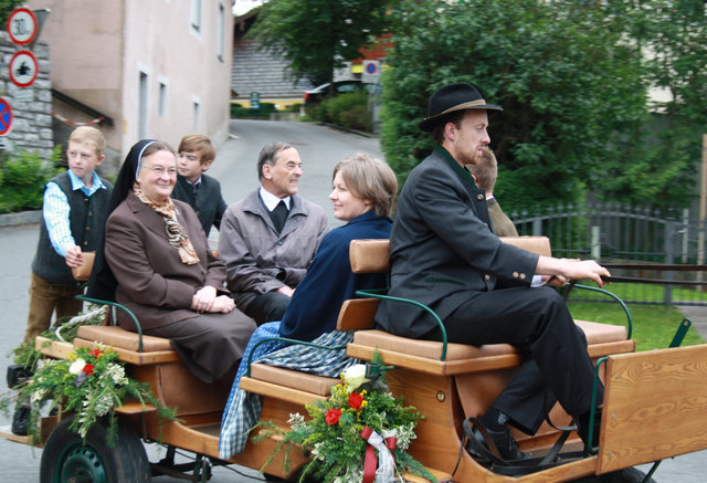 für Sr. Lydia und Pfarrer Egon Katinsky beginnt der Festtag mit einer Kutschenfahrt | Foto: freigegeben von MMag. Michael Neureiter