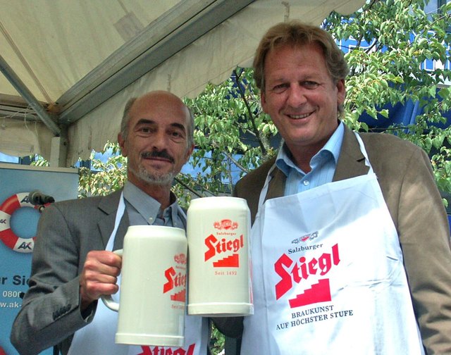 Bgm. Bertl Stenico (li) und AK-Präsident Erwin Zangerl stoßen auf weitere gute Zusammenarbeit an.