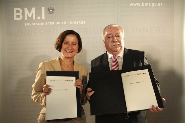 Innenministerin Mikl-Leitner und Bürgermeister Häupl bei der Präsentation. | Foto: Halada/PID