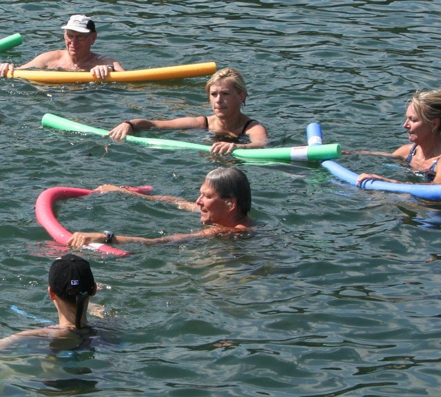 LHStv. Peter Kaiser nahm an der Ausbildung zum Aquajogging Guide in Ferlach gleich selbst teil