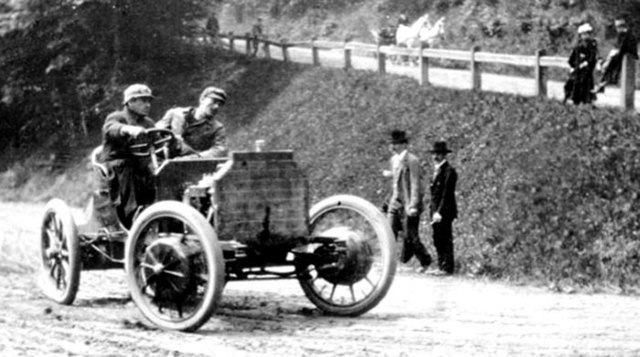 Sieger in der großen Klasse des Exelbergrennen 1902: Ferdinand Porsche auf Lohner-Porsche mit einer Durchschnittsgeschwindigkeit von 90 kmh!!