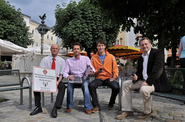 Online: Bürgermeister LAbg. Christian Stöckl, Gemeindevertreter Marco Sampl, Jugendbeauftragter Florian Scheicher und der Projektverantwortliche, Oliver Längauer, am neuen Internet-Hot-Spot. | Foto: Privat
