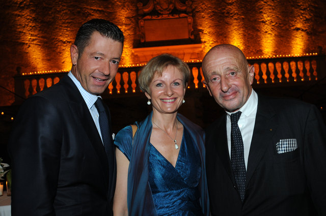 35 Jahre Immobilienkanzlei Kurz: Kanzleileiterin Karola Radl und Alexander Kurz mit Bezirksblätter-Geschäftsführer Michael Kretz.