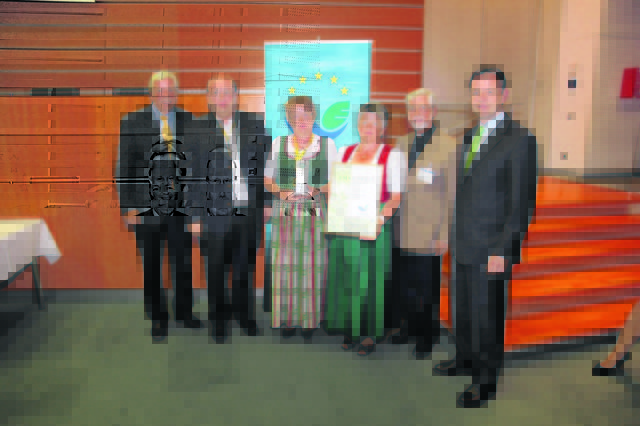 Umweltminister Niki Berlakovich (r.) überreichte an das Umweltteam der Pfarre Dechantskirchen einen von fünf österreichweiten Umweltteampreisen	Foto: EMAS | Foto: Foto: EMAS